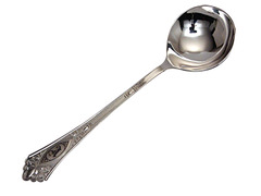 Серебряная ложка для салата с вензелем и объемным декором на ручке «Рельефный рисунок»